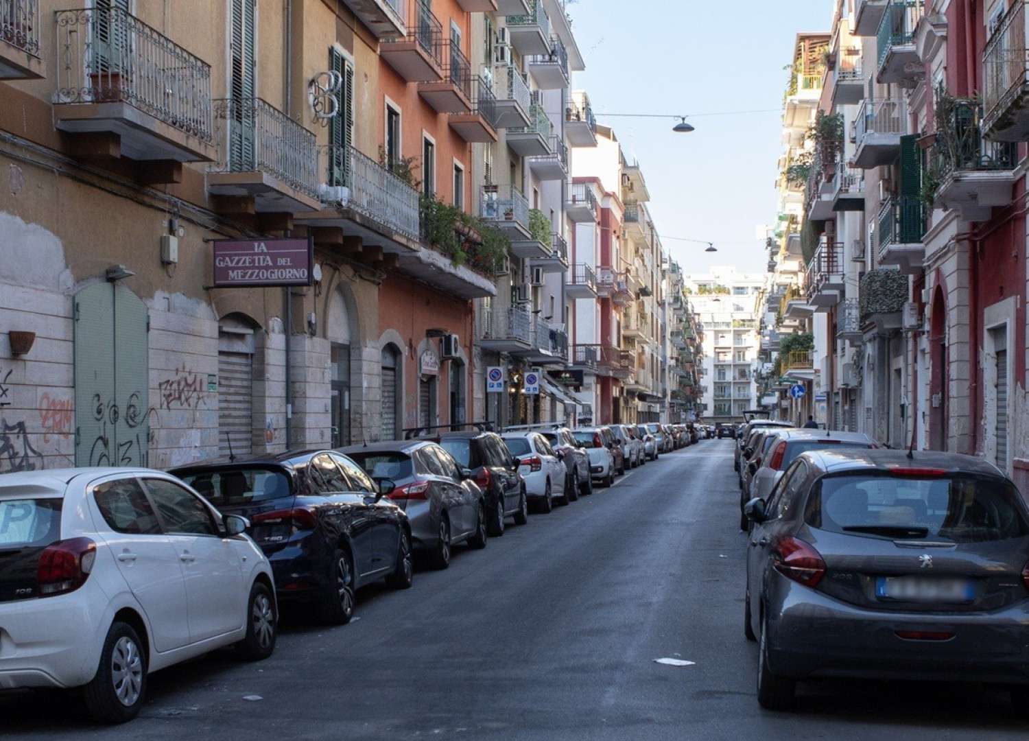 Bari, le centinaia di saracinesche abbassate a San Pasquale vecchia: il rione che non rinasce